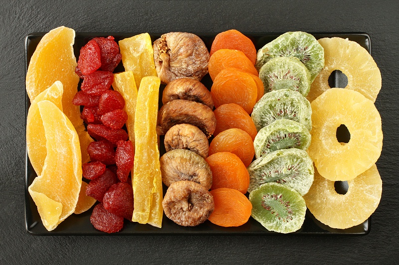 千庫(kù)網(wǎng)_芒果、木瓜、獼猴桃、菠蘿、干草莓、無(wú)花果、杏子等水果, 躺在黑色石頭表面的黑色陶瓷板上。宏觀_攝影圖編號(hào)20106491